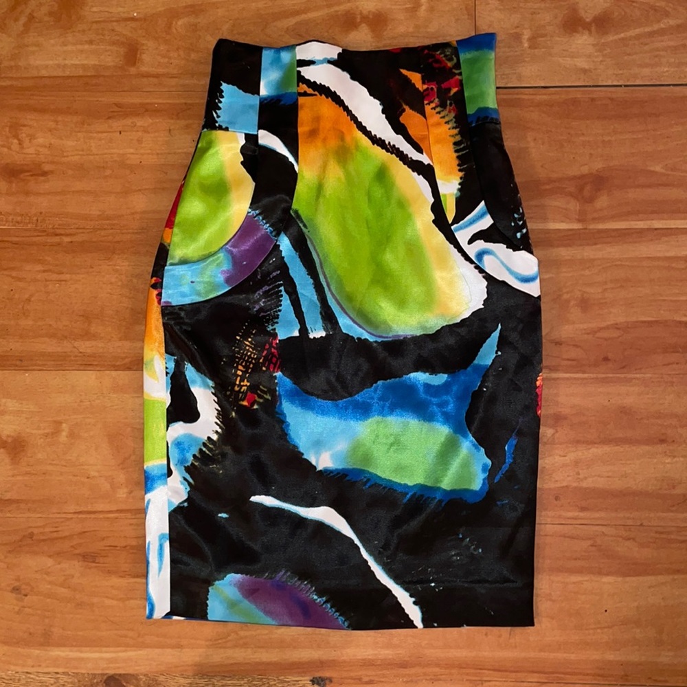 Ted Baker stretch satin pencil skirt, size 0. Colorful print!